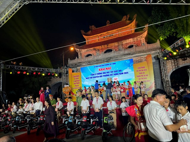 Đại diện c&aacute;c nh&agrave; t&agrave;i trợ trao qu&agrave; tặng cho c&aacute;c em học sinh đạt th&agrave;nh t&iacute;ch xuất sắc trong học tập