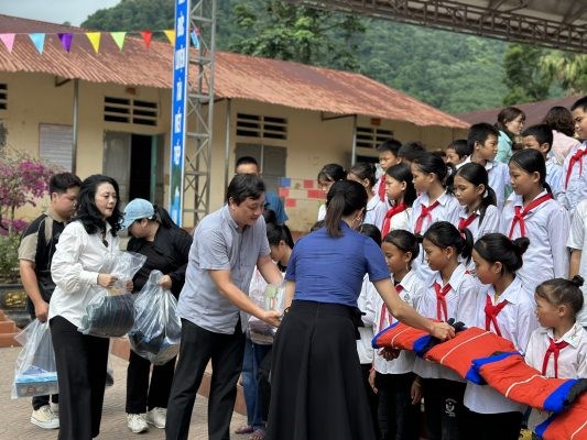 Trường Cao đẳng Nghệ thuật H&#224; Nội: Thăm v&#224; trao qu&#224; cho c&#225;c em học sinh v&#249;ng cao tỉnh H&#224; Giang - Ảnh 8