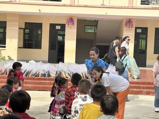 Trường Cao đẳng Nghệ thuật H&#224; Nội: Thăm v&#224; trao qu&#224; cho c&#225;c em học sinh v&#249;ng cao tỉnh H&#224; Giang - Ảnh 12