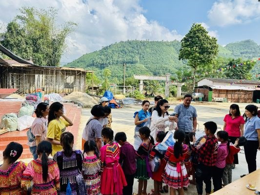 Trường Cao đẳng Nghệ thuật H&#224; Nội: Thăm v&#224; trao qu&#224; cho c&#225;c em học sinh v&#249;ng cao tỉnh H&#224; Giang - Ảnh 11