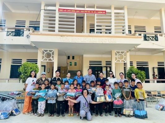 Trường Cao đẳng Nghệ thuật H&#224; Nội: Thăm v&#224; trao qu&#224; cho c&#225;c em học sinh v&#249;ng cao tỉnh H&#224; Giang - Ảnh 9