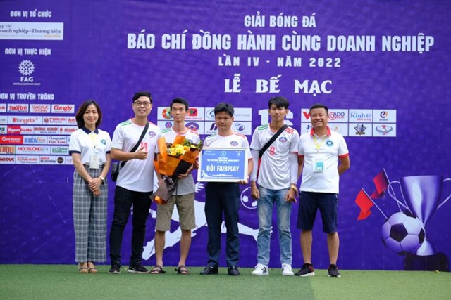 Danh hiệu đội Fairplay được trao cho đội b&oacute;ng An Ho&agrave; Foolball. Ảnh Nguyễn Sơn.