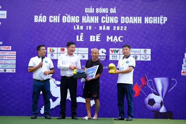 Danh hiệu cầu thủ xuất sắc được trao cho cầu thủ Ph&ugrave;ng Văn T&iacute;nh đến từ FC Viglacera Y&ecirc;n Mỹ. Ảnh Nguyễn Sơn.