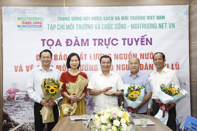 Nh&agrave; b&aacute;o Kh&aacute;nh To&agrave;n - Tổng Bi&ecirc;n tập Tạp ch&iacute; M&ocirc;i trường v&agrave; Cuộc sống tặng hoa cho c&aacute;c kh&aacute;ch mời tham dự tọa đ&agrave;m