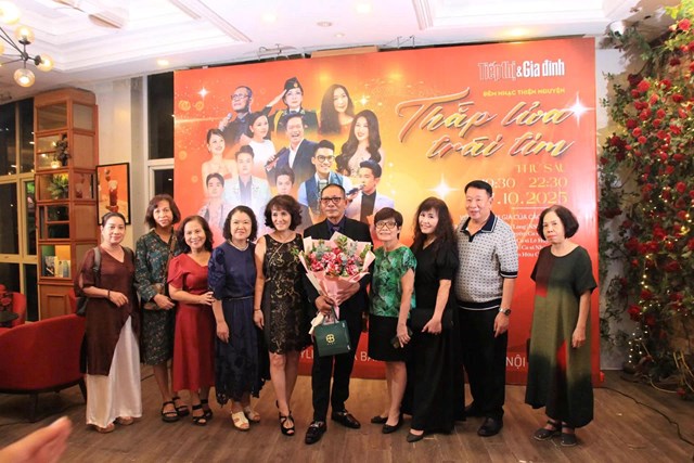 NSND Đức Long c&ugrave;ng c&aacute;c tấm l&ograve;ng v&agrave;ng, người th&acirc;n tham gia đ&ecirc;m nhạc.