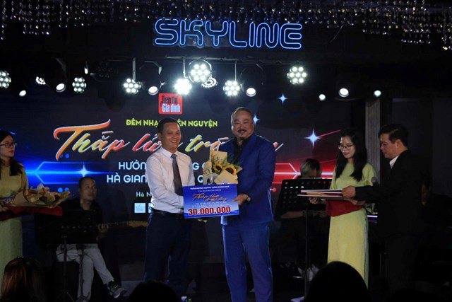 Nhiều mạnh thường qu&acirc;n vượt cả ng&agrave;n c&acirc;y số để đến với đ&ecirc;m nhạc, mang y&ecirc;u thương tới đồng b&agrave;o.