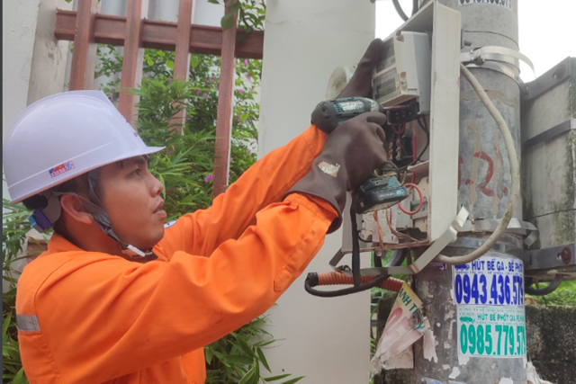 Nh&acirc;n vi&ecirc;n Điện lực Kho&aacute;i Ch&acirc;u, PC Hưng Y&ecirc;n thay thế c&ocirc;ng tơ điện tử.