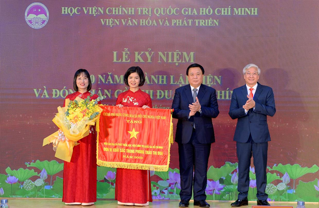 GS,TS Nguyễn Xu&acirc;n Thắng - Ủy vi&ecirc;n Bộ Ch&iacute;nh trị, Gi&aacute;m đốc Học viện Ch&iacute;nh trị quốc gia Hồ Ch&iacute; Minh, Chủ tịch Hội đồng L&yacute; luận Trung ương, trao Cờ thi đua của Ch&iacute;nh phủ cho Viện