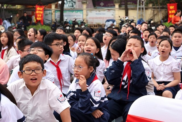 Niềm vui v&agrave; hứng khởi hiện r&otilde; tr&ecirc;n gương mặt c&aacute;c em học sinh trong chương tr&igrave;nh &ldquo;Sắc m&agrave;u Ph&aacute;p luật&rdquo;
