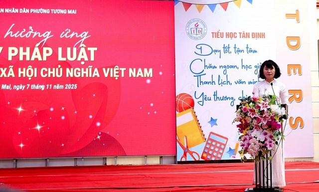Ph&aacute;t biểu hưởng ứng Ng&agrave;y Ph&aacute;p luật, b&agrave; Ho&agrave;ng Th&uacute;y Nga &ndash; B&iacute; thư Chi bộ, Hiệu trưởng nh&agrave; trường nhấn mạnh vai tr&ograve; gi&aacute;o dục &yacute; thức ph&aacute;p luật cho học sinh ngay từ bậc tiểu học.
