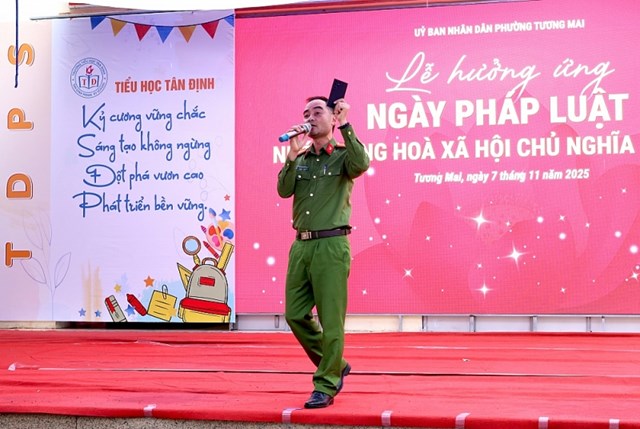 Trung t&aacute; L&ecirc; Trọng Ngọc &ndash; c&aacute;n bộ C&ocirc;ng an phường Tương Mai truyền đạt kiến thức về an to&agrave;n mạng v&agrave; thiết bị th&ocirc;ng minh cho học sinh.