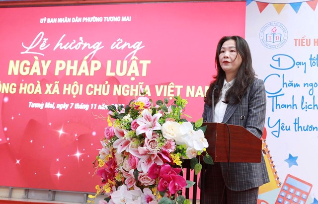 b&agrave; Nguyễn Thị Mai Lan &ndash; Trưởng ph&ograve;ng Văn h&oacute;a - X&atilde; hội phường Tương Mai ph&aacute;t biểu tại buổi lễ