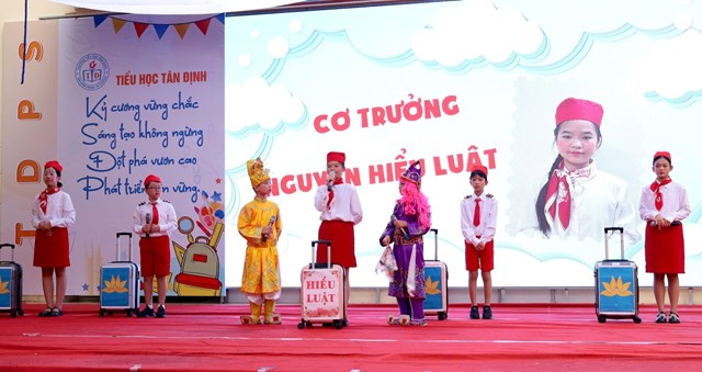 Học sinh Trường Tiểu học T&acirc;n Định biểu diễn tiểu phẩm tuy&ecirc;n truyền ph&aacute;p luật sinh động, hấp dẫn.