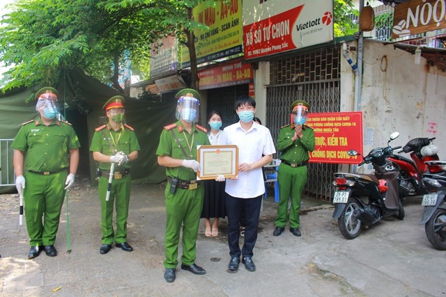 Đồng ch&iacute; Trần Việt H&agrave; - Ph&oacute; Chủ tịch UBND quận Cầu Giấy tặng Giấy khen chốt phường Nghĩa T&acirc;n trong thời gian gi&atilde;n c&aacute;ch x&atilde; hội.