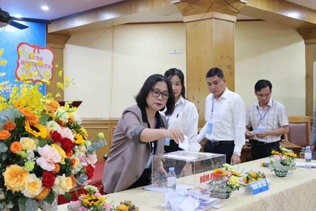 C&aacute;c đại biểu đ&atilde; tiến h&agrave;nh bỏ phiếu t&iacute;n nhiệm để bầu Ban Chấp h&agrave;nh C&ocirc;ng đo&agrave;n Hiệp hội Ch&egrave; Việt Nam kh&oacute;a VI, nhiệm kỳ 2025&ndash;2030