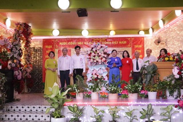 Ban C&ocirc;ng t&aacute;c Mặt trận nhận hoa ch&uacute;c mừng v&agrave; chụp h&igrave;nh lưu niệm c&ugrave;ng L&atilde;nh đạo phường Đ&ocirc;ng Hưng Thuận trong ng&agrave;y Hội