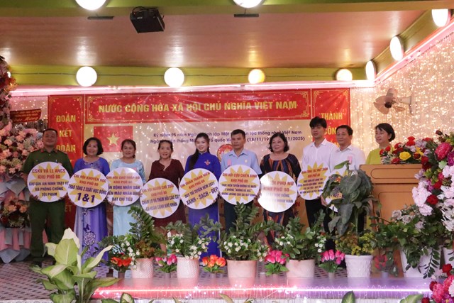 Cảnh s&aacute;t khu vực v&agrave; đại diện c&aacute;c chi hội, chi đo&agrave;n Khu phố trong ng&agrave;y hội Đại đo&agrave;n kết to&agrave;n d&acirc;n tộc