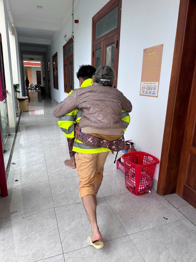 CSGT Gia Lai dầm m&#236;nh trong nước lũ cứu d&#226;n: “Chỉ mong đưa hết b&#224; con đến nơi an to&#224;n” - Ảnh 3