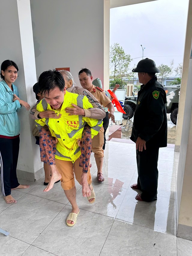 Kh&ocirc;ng chỉ hỗ trợ di dời, nhiều người d&acirc;n &ndash; đặc biệt l&agrave; người cao tuổi v&agrave; trẻ em&nbsp;c&ograve;n được bố tr&iacute; tr&uacute; tạm tại trụ sở c&ocirc;ng an, được chăm lo bữa ăn v&agrave; nước uống.
