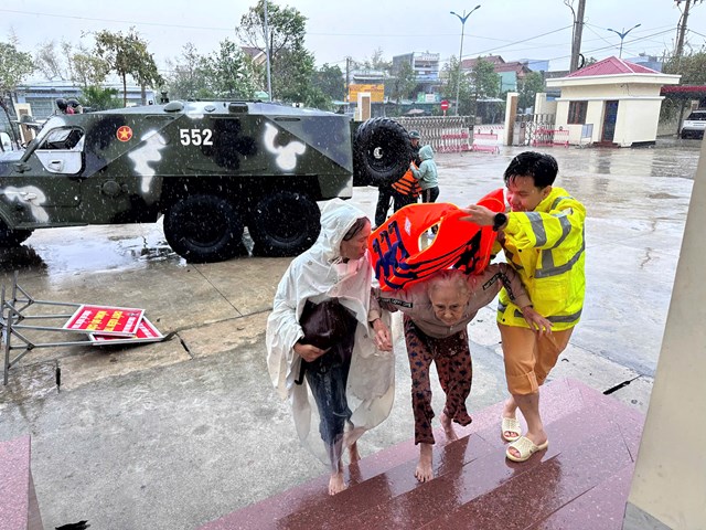 CSGT Gia Lai dầm m&#236;nh trong nước lũ cứu d&#226;n: “Chỉ mong đưa hết b&#224; con đến nơi an to&#224;n” - Ảnh 4