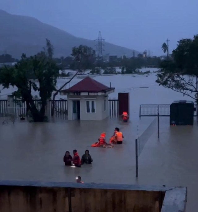 CSGT Gia Lai dầm m&#236;nh trong nước lũ cứu d&#226;n: “Chỉ mong đưa hết b&#224; con đến nơi an to&#224;n” - Ảnh 1