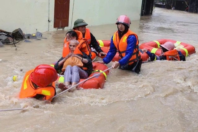 CSGT Gia Lai dầm m&#236;nh trong nước lũ cứu d&#226;n: “Chỉ mong đưa hết b&#224; con đến nơi an to&#224;n” - Ảnh 2