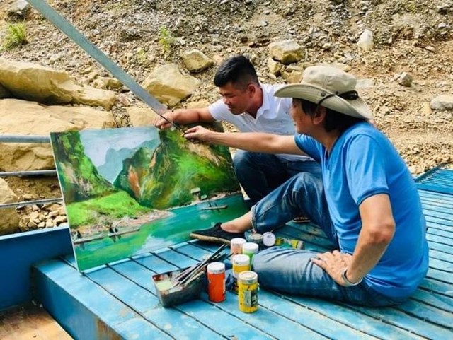Họa sĩ Nguyễn Quốc Thắng trong chuyến đi vẽ trực họa tr&ecirc;n s&ocirc;ng Nho Quế (tỉnh H&agrave; Giang).