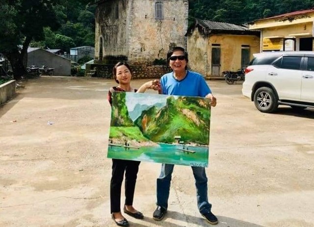 C&aacute;n bộ văn h&oacute;a x&atilde; Kh&acirc;u Vai đ&oacute;n nhận t&aacute;c phẩm &ldquo;Nho Quế m&ugrave;a thu&rdquo; của t&aacute;c giả họa sĩ Nguyễn Quốc Thắng để trưng b&agrave;y tại nh&agrave; văn h&oacute;a người Kh&acirc;u Vai, huyện M&egrave;o Vạc, tỉnh H&agrave; Giang.