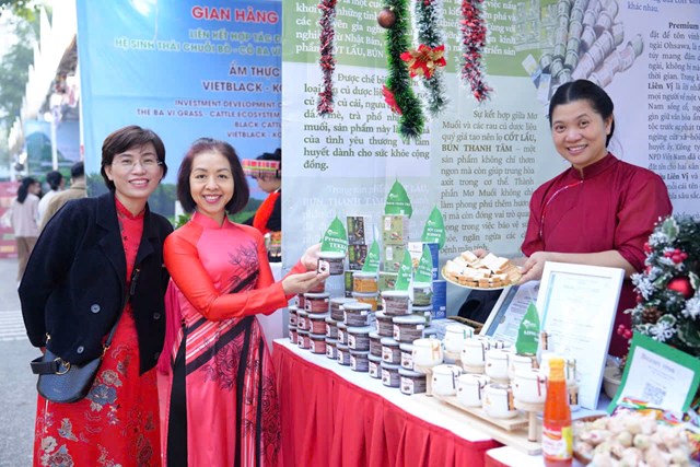 B&agrave; Trần Thị Luyến - Th&agrave;nh vi&ecirc;n Hội đồng quản trị, Tổng gi&aacute;m đốc Thương hiệu NPD Việt Nam (b&ecirc;n phải) tại sự kiện