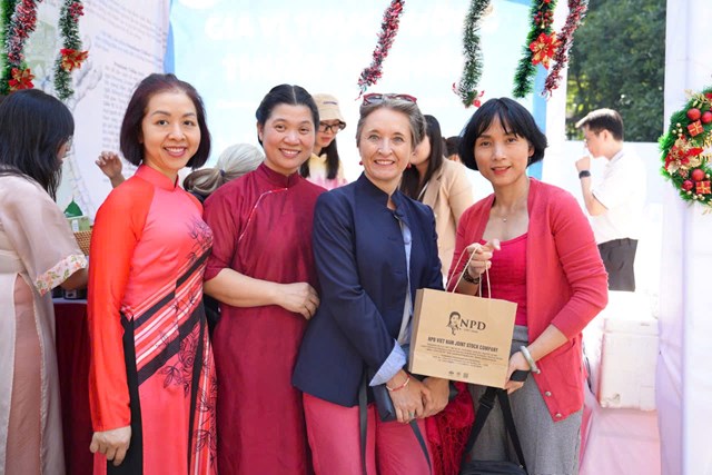 NPD Việt Nam gửi tặng bộ sản phẩm thực dưỡng tới đại diện c&aacute;c đại sứ qu&aacute;n, thể hiện tinh thần giao lưu văn h&oacute;a tại Trip of Flavors 2025