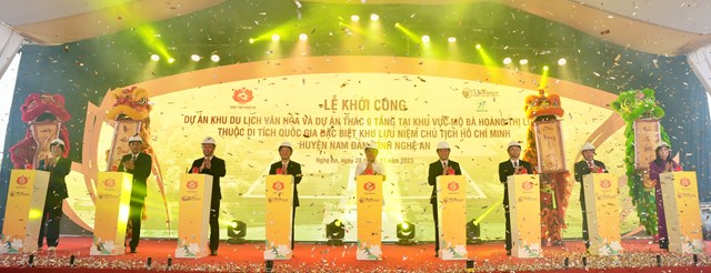 C&aacute;c đại biểu thực hiện nghi lễ khởi c&ocirc;ng dự &aacute;n Khu du lịch văn ho&aacute; v&agrave; dự &aacute;n Th&aacute;c 9 tầng tại Khu vực mộ b&agrave; Ho&agrave;ng Thị Loan, thuộc Khu di t&iacute;ch quốc gia đặc biệt Khu lưu niệm Chủ tịch Hồ Ch&iacute; Minh, huyện Nam Đ&agrave;n, Nghệ An&nbsp;- Nguồn ảnh: T&amp;T Group