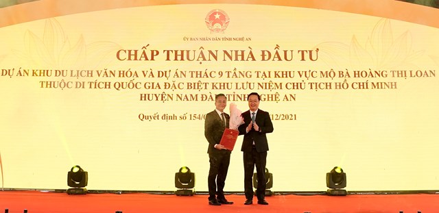 &Ocirc;ng Nguyễn Đức Trung, Ph&oacute; B&iacute; thư Tỉnh uỷ, Chủ tịch UBND tỉnh Nghệ An (b&ecirc;n phải) trao Quyết định chấp thuận Nh&agrave; đầu tư thực hiện dự &aacute;n cho &Ocirc;ng Vũ Trọng Tuấn, Tổng Gi&aacute;m đốc C&ocirc;ng ty cổ phần TMDV Tr&agrave;ng Thi (đơn vị th&agrave;nh vi&ecirc;n của Tập đo&agrave;n T&amp;T Group) (b&ecirc;n tr&aacute;i) - Nguồn ảnh: T&amp;T Group