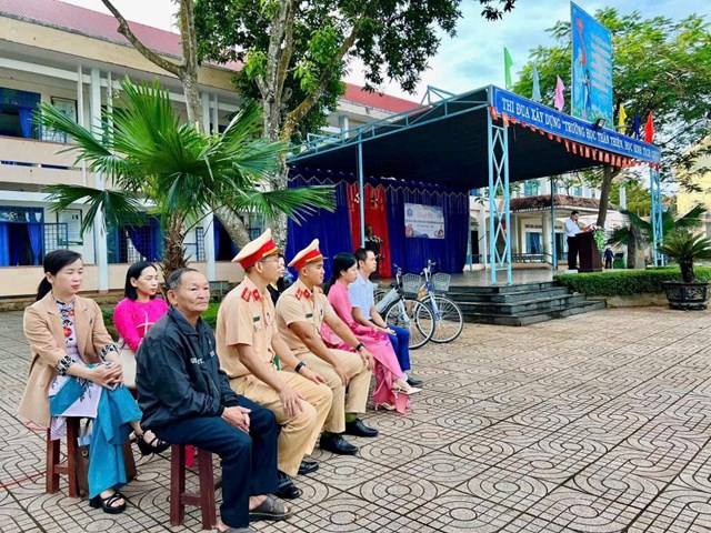 Tuy&#234;n truyền Luật giao th&#244;ng đường bộ v&#224; tặng xe đạp cho học sinh c&#243; ho&#224;n cảnh kh&#243; khăn - Ảnh 2