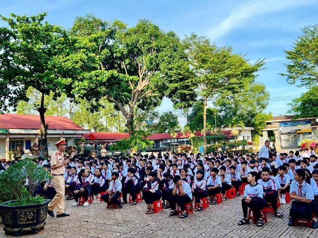 Tuy&#234;n truyền Luật giao th&#244;ng đường bộ v&#224; tặng xe đạp cho học sinh c&#243; ho&#224;n cảnh kh&#243; khăn - Ảnh 3