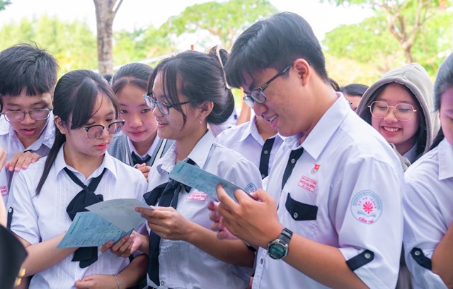 Học sinh trường THPT Chuy&ecirc;n L&yacute; Tự Trọng (Cần Thơ) đang chăm ch&uacute; t&igrave;m hiểu th&ocirc;ng tin về Tiếng n&oacute;i Xanh