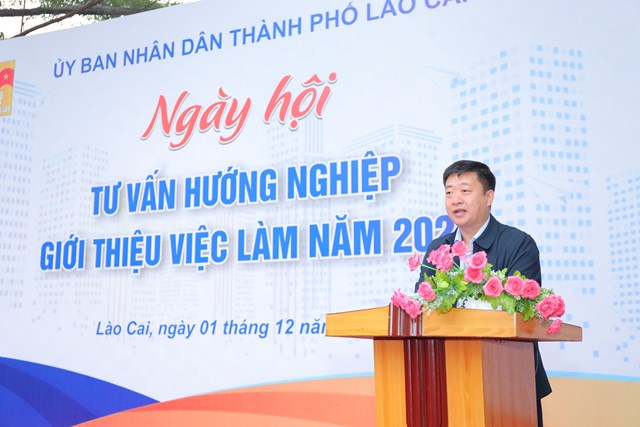 Đồng ch&iacute; Ng&ocirc; Vũ Quốc - Ph&oacute; chủ tịch UBND th&agrave;nh phố L&agrave;o Cai ph&aacute;t biểu khai mạc&nbsp;