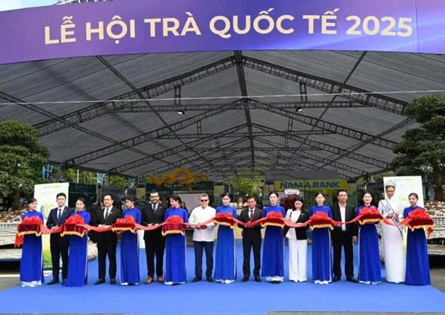 Đại diện ban tổ chức thực hiện nghi thức khai mạc khu trưng bày nghệ thuật và triển lãm sản phẩm của nhiều thương hiệu trà trong và ngoài nước.