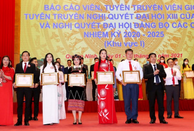 C&ocirc; gi&aacute;o Nguyễn Thị Minh Thịnh thuộc Đảng bộ tỉnh Ph&uacute; Thọ (&aacute;o d&agrave;i m&agrave;u đỏ) được Ban Tổ chức trao Giấy chứng nhận đoạt giải Ba hội thi.