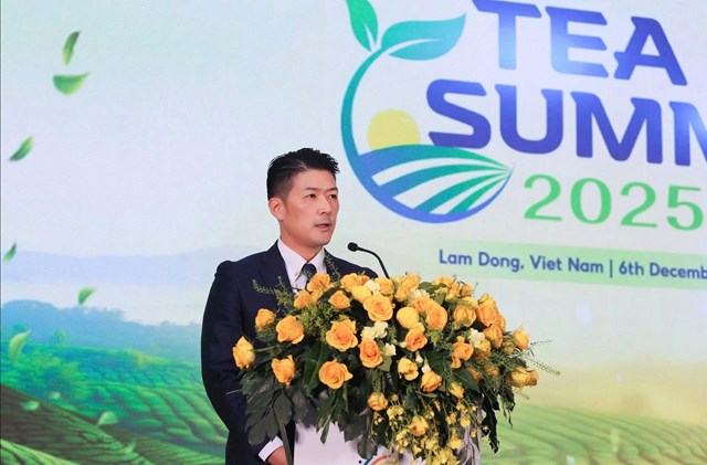 &Ocirc;ng Mori Kazuki - Tổng Gi&aacute;m đốc C&ocirc;ng ty Ch&egrave;&nbsp;L&acirc;m Đồng, đại diện BTC Lễ hội Tr&agrave; Quốc tế 2025 ph&aacute;t biểu khai mạc, nhấn mạnh gi&aacute; trị kết nối đặc biệt của tr&agrave; trong đời sống hiện đại.