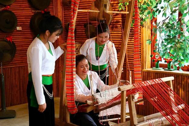 C&aacute;c nghệ nh&acirc;n Mường biểu diễn nghi lễ truyền thống tại lễ hội văn h&oacute;a Ph&uacute; Thọ, g&oacute;p phần bảo tồn v&agrave; ph&aacute;t huy bản sắc d&acirc;n tộc.