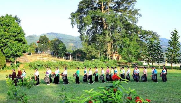 Văn h&oacute;a vật thể Mường được thể hiện qua kiến tr&uacute;c, trang phục v&agrave; dụng cụ lao động truyền thống, giữ g&igrave;n bản sắc d&acirc;n tộc.