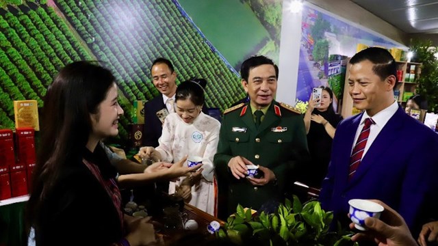 Đại tướng Phan Văn Giang&nbsp;v&agrave; c&aacute;c đại biểu tham quan, thưởng tr&agrave; tại c&aacute;c gian h&agrave;ng.&nbsp;