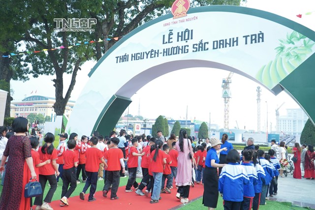 Kh&ocirc;ng gian trưng b&agrave;y tại Lễ hội &ldquo;Th&aacute;i Nguy&ecirc;n - Hương sắc danh tr&agrave;&rdquo; đ&oacute;n nhiều đo&agrave;n kh&aacute;ch đến tham quan, t&igrave;m hiểu v&agrave; trải nghiệm (Nguồn TNGOP)