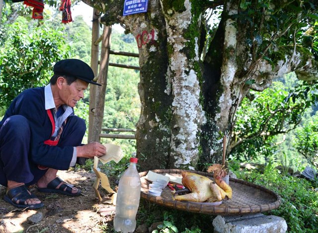 Thầy c&uacute;ng Ho&agrave;ng Xu&acirc;n Chi&ecirc;u b&ecirc;n m&acirc;m c&uacute;ng tr&agrave; đơn sơ của người Dao (Nậm Ty, H&agrave; Giang).