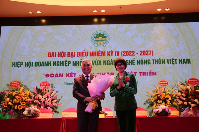 Đồng ch&iacute; Nguyễn Thị Tuyết Mai tặng hoa ch&uacute;c mừng t&acirc;n Chủ tịch&nbsp;Hiệp hội VARISME (nhiệm kỳ IV 2022 - 2027).