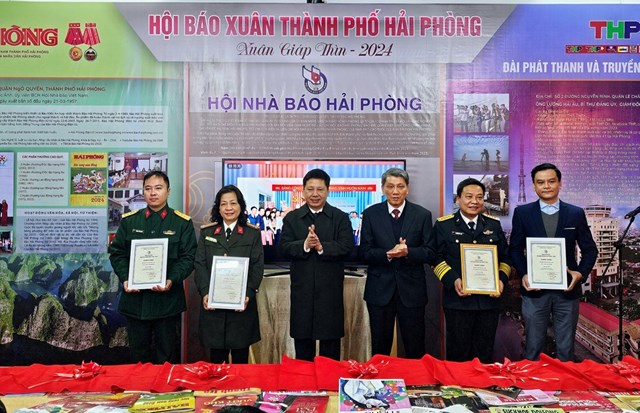 Hội Nhà báo Thành phố đã trao chứng nhận Bìa báo Tết đẹp cho các đơn vị