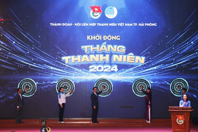 Các đại biểu bấm nút khởi động Tháng Thanh niên 2024