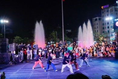 Festival âm nhạc đường phố mang đến nhiều tiết mục sôi động hấp dẫn cho người dân và du khách