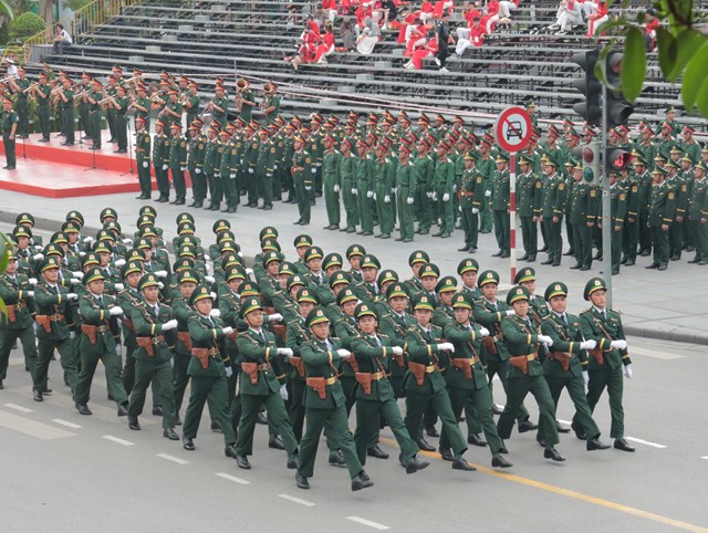 Lần đầu ti&ecirc;n Hải Ph&ograve;ng tổ chức diễu h&agrave;nh, duyệt đội ngũ tại quảng trường nh&agrave; h&aacute;t th&agrave;nh phố