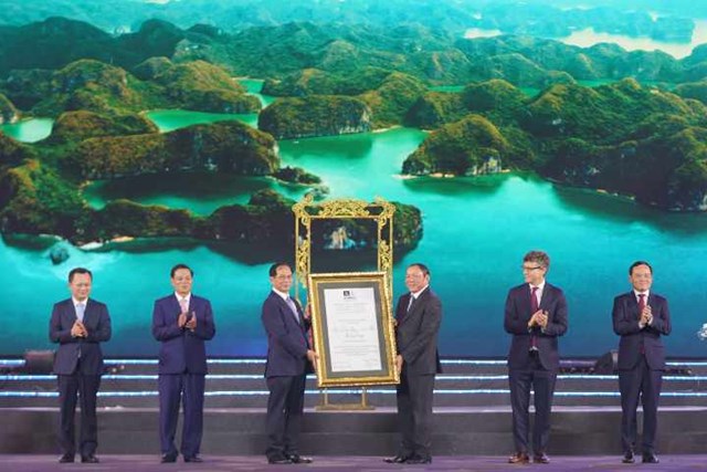 thành phố Hải Phòng và tỉnh Quảng Ninh cùng nhau đón nhận Quyết định của UNESCO công nhận Di sản thiên nhiên thế giới Vịnh Hạ Long - Quần đảo Cát Bà, là Di sản liên tỉnh đầu tiên của Việt Nam
